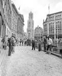 880644 Afbeelding van omstanders bij een tijdelijke jeu de boulesbaan op de Stadhuisbrug te Utrecht, aangelegd tijdens ...